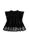Schwarze Baumwollbluse mit Rüschensleeves und gestuftem Design. Weiße Blumenstickerei entlang des Saums und gewelltem unteren Rand.