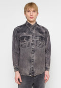Denimhemd mit einem verblassten schwarzen und grauen Design, spitzem Kragen, zwei Brusttaschen und Knopfverschluss vorne. Strukturiertem Stoff.