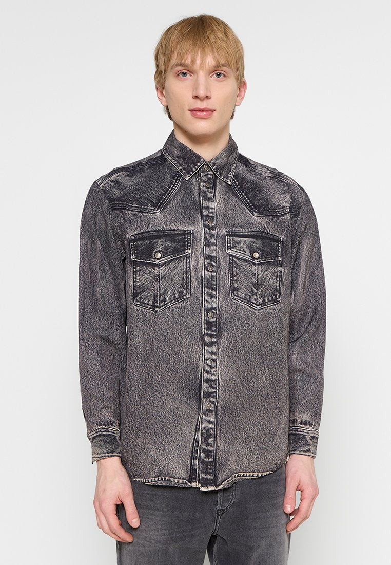 Denimhemd mit einem verblassten schwarzen und grauen Design, spitzem Kragen, zwei Brusttaschen und Knopfverschluss vorne. Strukturiertem Stoff.