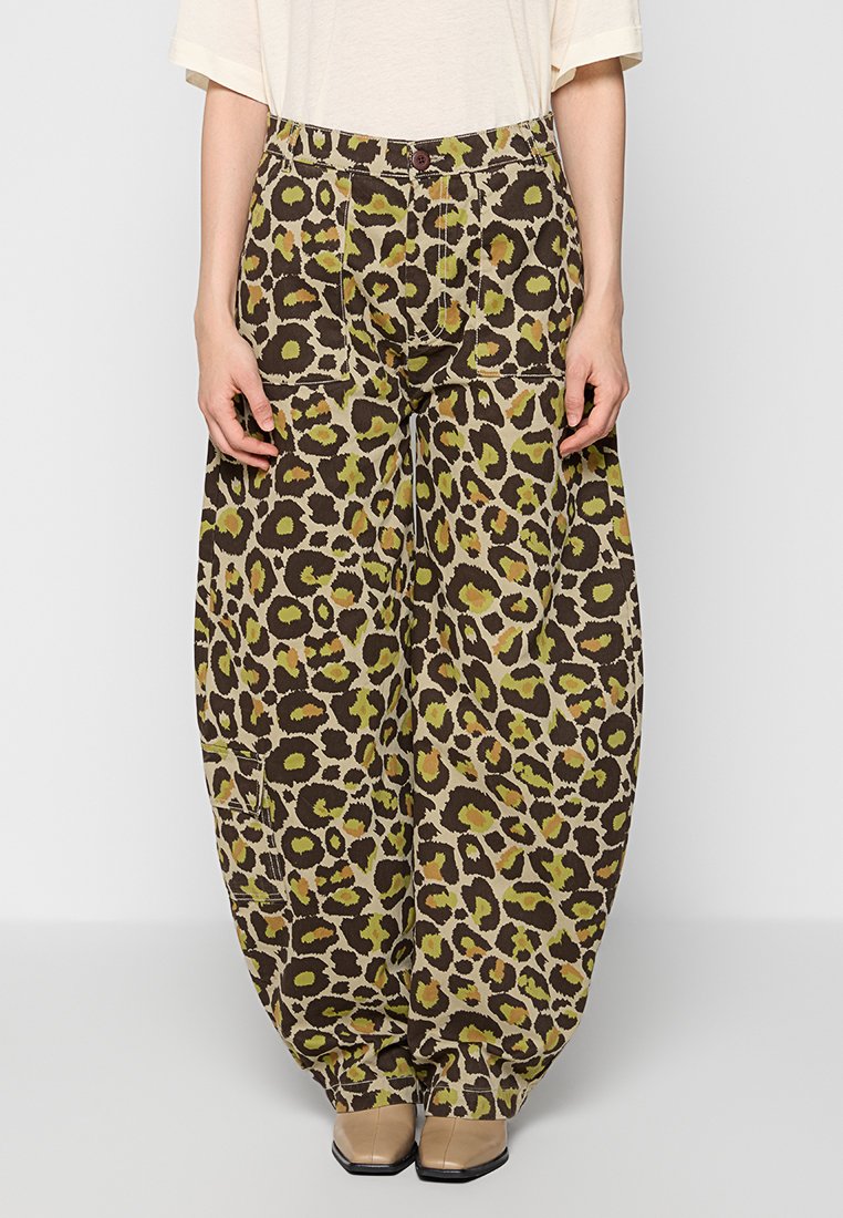Cargohose mit Leopardenmuster in erdigen Brauntönen und Grüntönen, mit Knopfverschluss und Fronttaschen. Hergestellt aus leichtem Stoff.