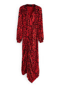 Langes Kleid mit rotem Leopardenmuster, V-Ausschnitt, langen Puffärmeln, elastischem Taillenbund und drapierten Details am Saum. Glatte Stofftextur.