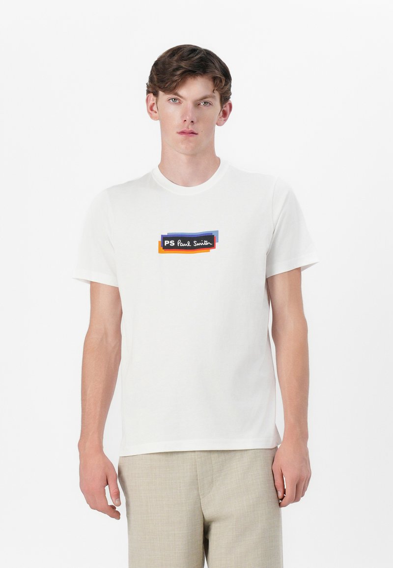Weißes Baumwoll-T-Shirt mit einem mehrfarbigen Logo-Patch mit dem Text "PS Paul Smith" auf der Vorderseite. Standard Rundhalsausschnitt und kurze Ärmel.