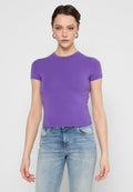 Lila kurzärmliges T-Shirt mit tailliertem Schnitt, glatter Stoffoberfläche, dezentem Nähdetail und rundem Ausschnitt.