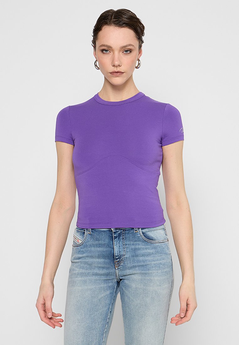 Lila kurzärmliges T-Shirt mit tailliertem Schnitt, glatter Stoffoberfläche, dezentem Nähdetail und rundem Ausschnitt.