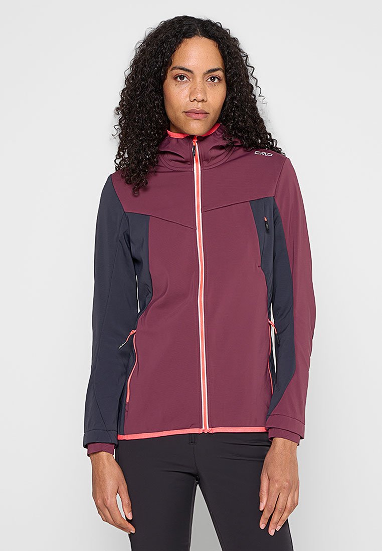 Softshell-Jacke in Bordeaux und Marineblau mit hohem Kragen, vorderem Reißverschluss, Seitentaschen und kontrastierenden Reißverschlüssen. Glatte Textur und figurbetontes Design.