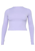 Fliederfarbenes langärmeliges Crop-Top aus einem glatten, dehnbaren Stoff. Es hat einen runden Ausschnitt und eine figurbetonte Silhouette. Keine sichtbaren Muster oder Akzente.