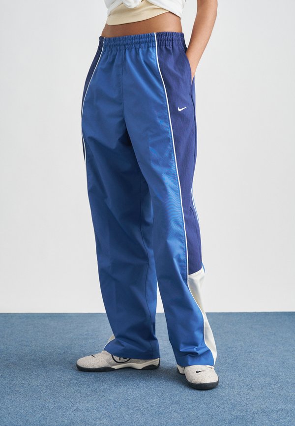 Nike Sportswear TRACK PANT - Tracksuit bottoms - mystic navy/midnight navy/light bone