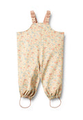 Overall mit Blumenmuster auf hellbeigem Hintergrund, verstellbaren rosa Trägern, elastischen Bündchen und Schlaufen an den Knöcheln für einen sicheren Sitz.