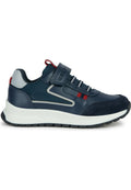 Marineblaue Sneaker mit einem strukturierten Lederoberteil, Gummisohle und Klettverschluss, mit roten und grauen Akzenten sowie strapazierfähigen Stichdetails.