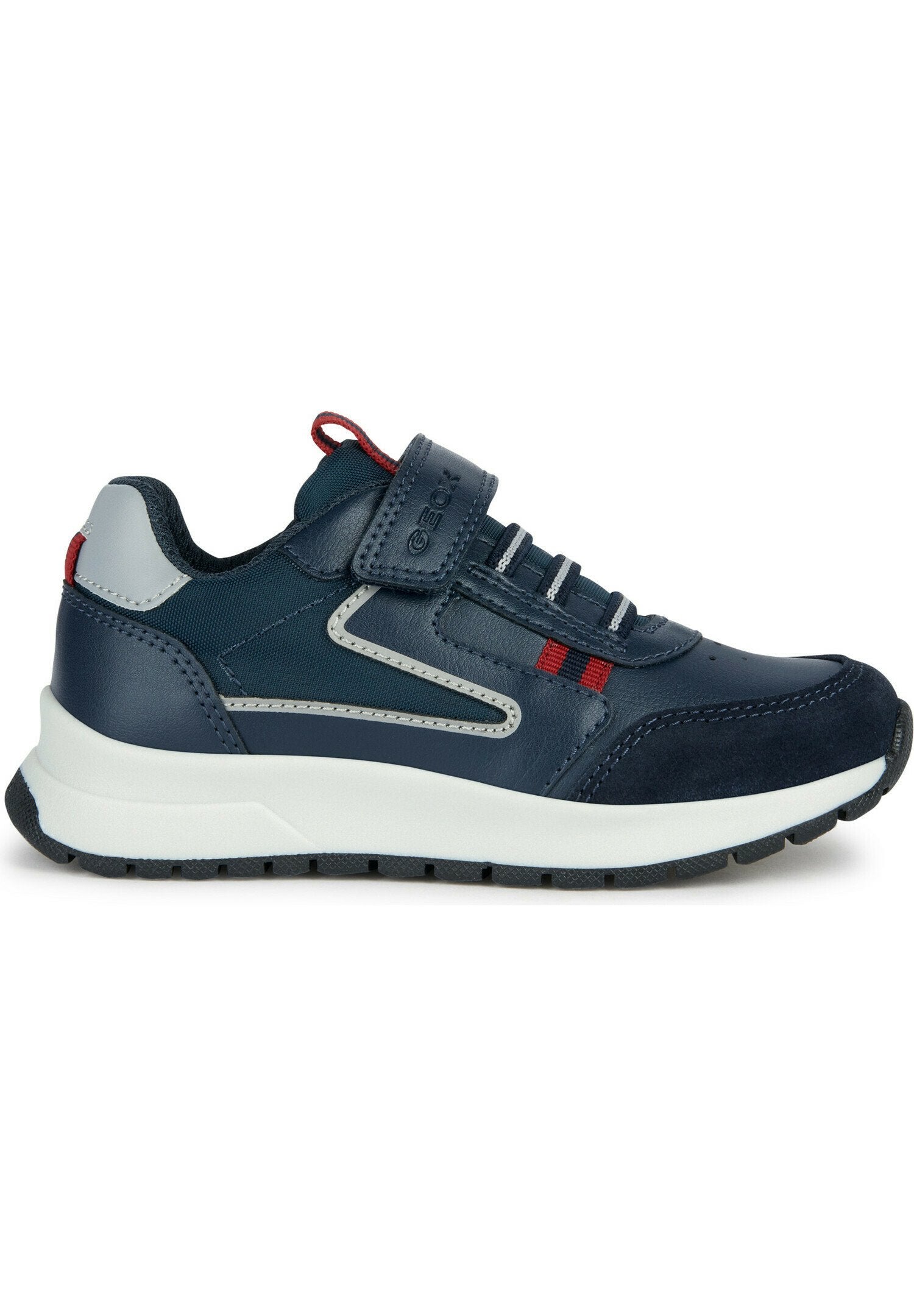 Marineblaue Sneaker mit einem strukturierten Lederoberteil, Gummisohle und Klettverschluss, mit roten und grauen Akzenten sowie strapazierfähigen Stichdetails.