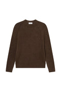 Brauner Strickpullover mit Rundhalsausschnitt, langen Ärmeln und geripptem Saum. Hergestellt aus weichem Stoff mit texturierter Oberfläche.