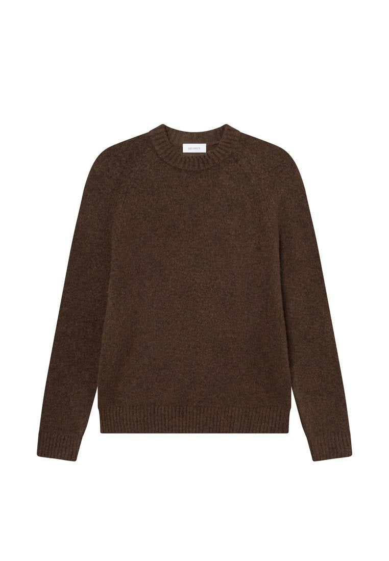 Brauner Strickpullover mit Rundhalsausschnitt, langen Ärmeln und geripptem Saum. Hergestellt aus weichem Stoff mit texturierter Oberfläche.