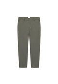 Dunkelolivgrüne Hose aus leichtem Stoff. Verfügt über einen Knopfverschluss, Gürtelschlaufen und zwei Seitentaschen. Slim-Fit-Design.