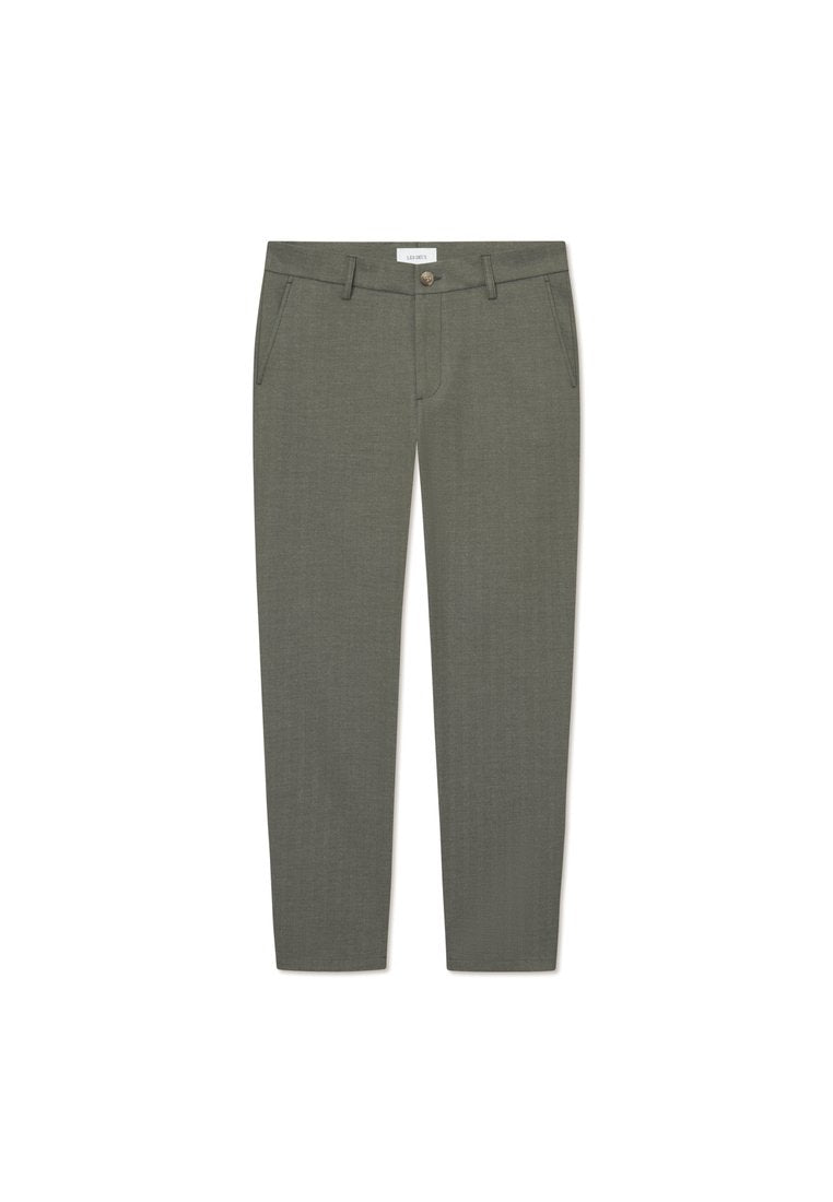 Dunkelolivgrüne Hose aus leichtem Stoff. Verfügt über einen Knopfverschluss, Gürtelschlaufen und zwei Seitentaschen. Slim-Fit-Design.