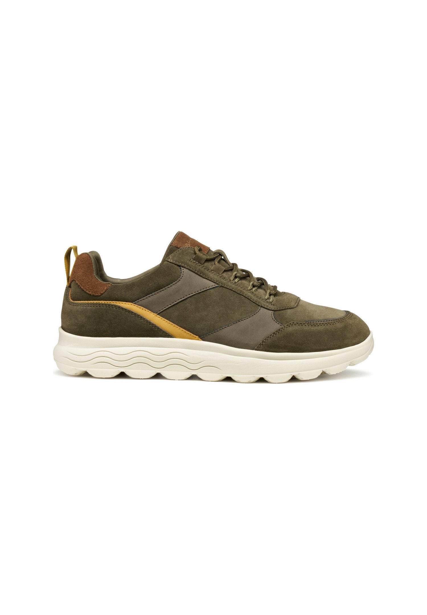 Olivgrüner Sneaker mit Wildleder- und Lederpanelen, ausgestattet mit einem gelben Akzentstreifen, braunem Fersen-Tab und einer strukturierten weißen Sohle.