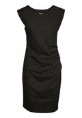 Schwarzes ärmelloses knielanges Kleid mit Raffung auf der rechten Seite und Rundhalsausschnitt.