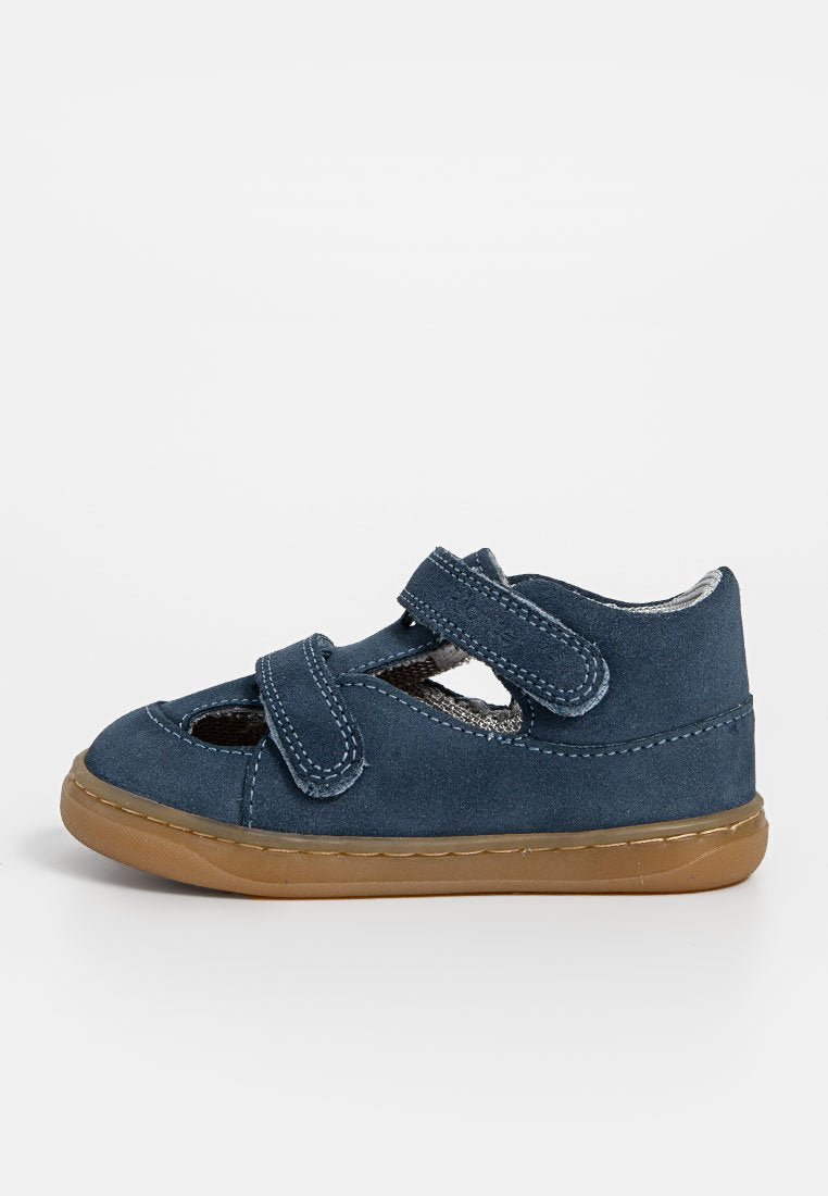 Blaue Wildleder-Kinderschuhe mit Ausschnittdetails, zwei verstellbaren Riemen und einer braunen Gummisohle. Gestickte Akzente sorgen für Textur.