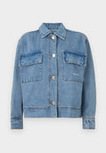 Jeansjacke in Hellblau mit klassischem Kragen, zwei Fronttaschen, silbernen Knöpfen und orangen Nähten. Hat einen lässigen Schnitt.
