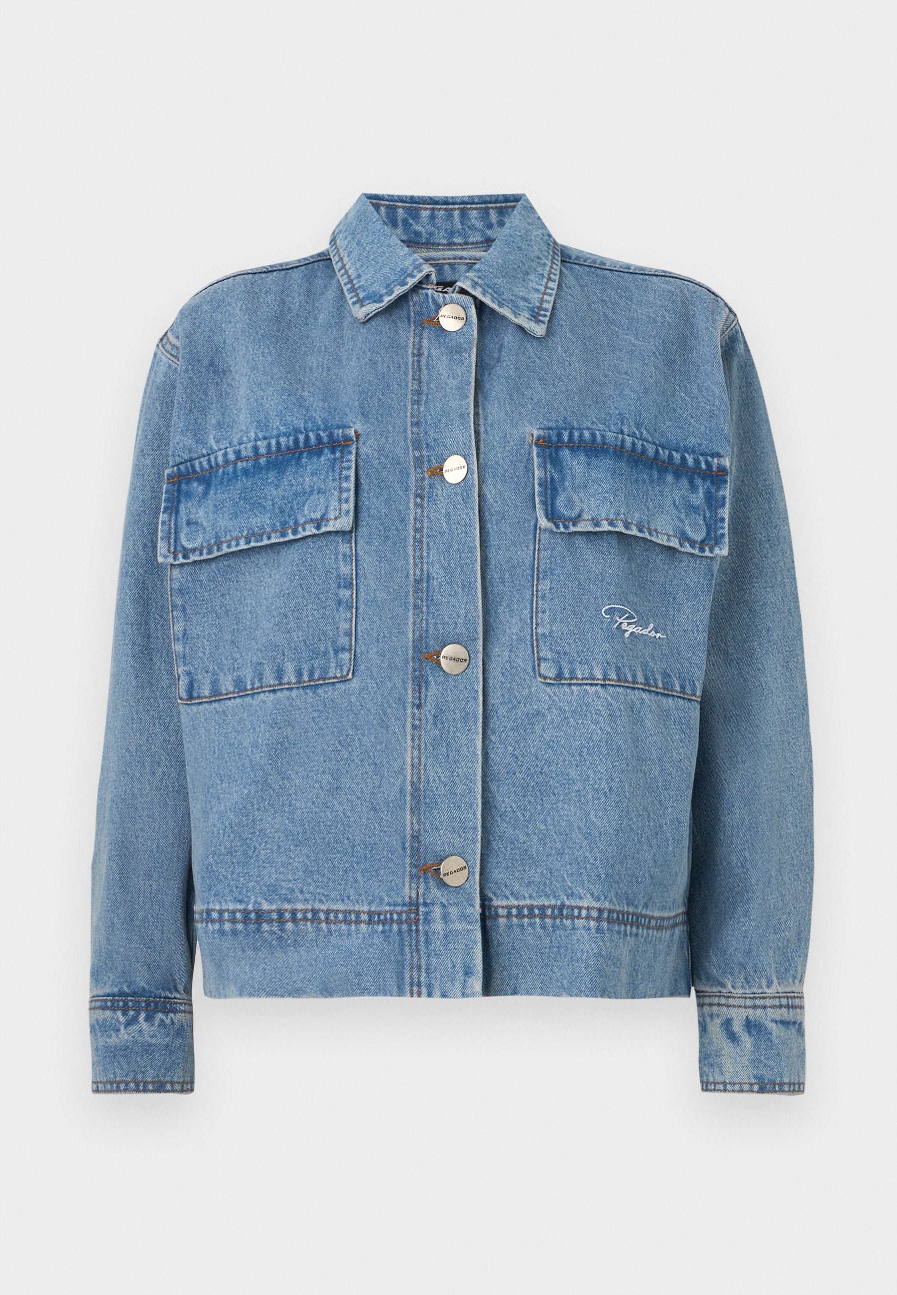 Jeansjacke in Hellblau mit klassischem Kragen, zwei Fronttaschen, silbernen Knöpfen und orangen Nähten. Hat einen lässigen Schnitt.
