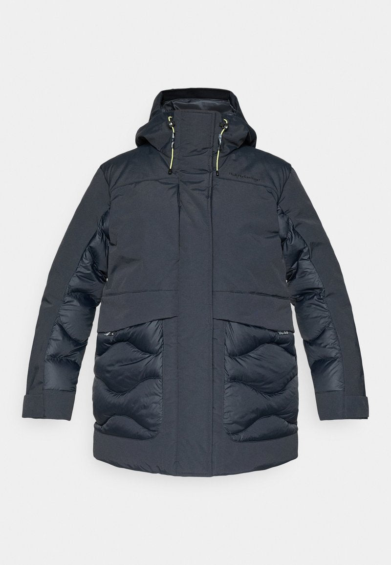 Gepolsterte dunkelgraue Jacke mit Kapuze, ausgestattet mit Reißverschlusstaschen, strukturierten Ärmeln und verstellbarem Kordelzug am Hals.