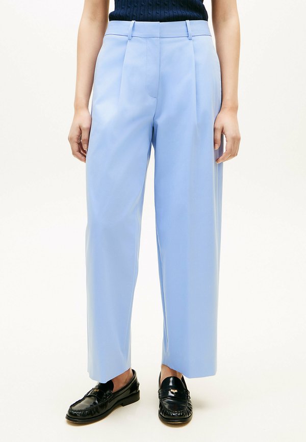Tommy Hilfiger BARREL PLEATED CHINO - Wide Leg - cloudy blue