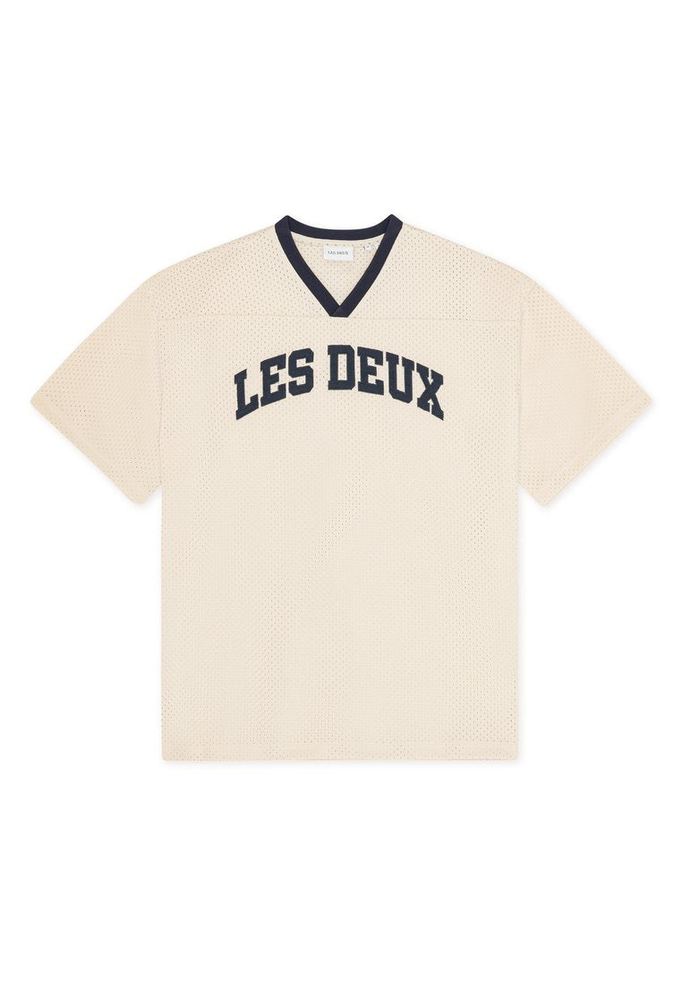 Naturweißes Mesh-V-Ausschnitt-T-Shirt mit kurzen Ärmeln, verziert mit marineblauer Einfassung und dem Schriftzug "LES DEUX" in fettgedruckten marineblauen Buchstaben auf der Brust.