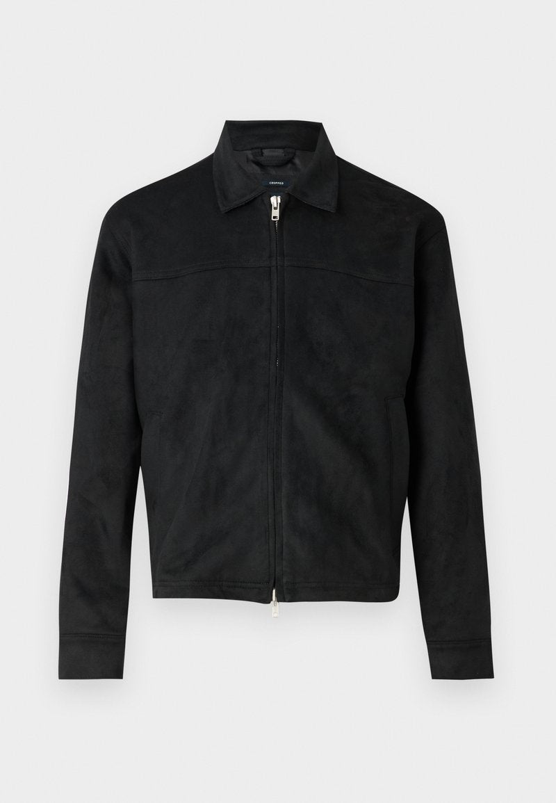 Schwarze Wildlederjacke mit Reißverschluss, spitzem Kragen, langen Ärmeln und seitlichen Taschen. Glatte Textur mit minimalen Nähten.