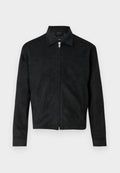 Schwarze Wildlederjacke mit Reißverschluss, spitzem Kragen, langen Ärmeln und seitlichen Taschen. Glatte Textur mit minimalen Nähten.