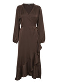 Braunes Wickelkleid aus glattem Stoff, mit langen Ärmeln, einem V-Ausschnitt und einem gerafften Saum für zusätzliche Details.