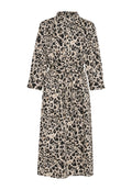 Leopardenmuster-Morgenmantel in Beige und Schwarz, mit langen Ärmeln, einem Kragen und einem Taillengürtel. Der Stoff ist weich mit einer glatten Textur.