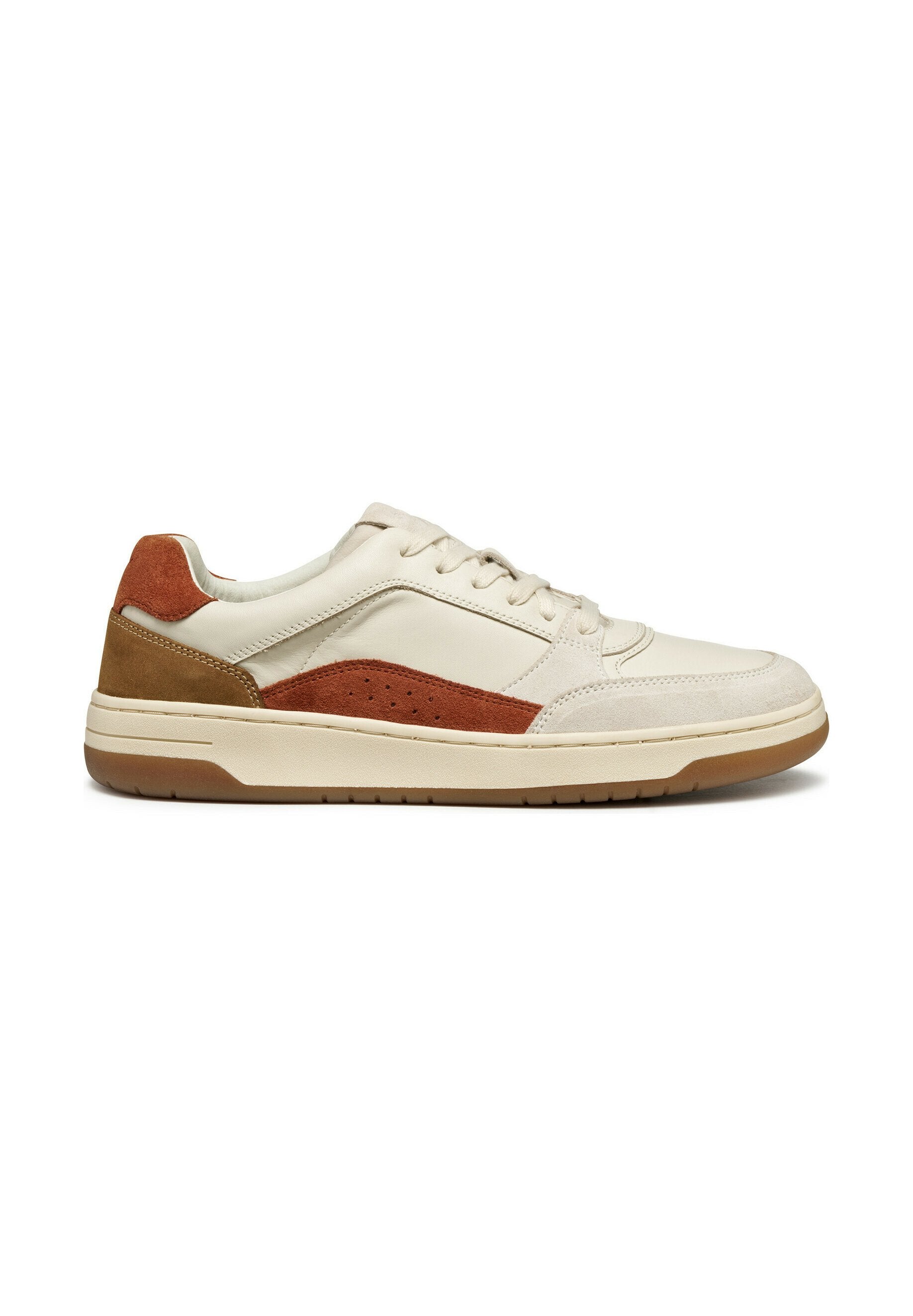 Weiße Ledersneaker mit braunen Wildleder-Akzenten, strukturierten Seitenpaneelen und einer beigen Gummisohle. Verfügt über ein Schnürdesign und Perforationen.