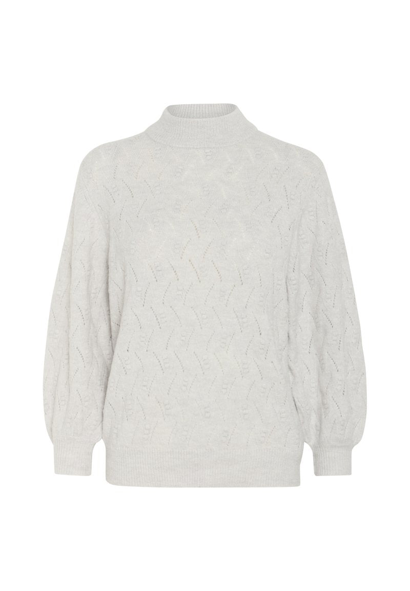Helles graues Strickpullover mit hohem Kragen, kompliziertem Wellenmuster und Ballonärmeln. Weiche Textur mit gerippten Bündchen und Saum.
