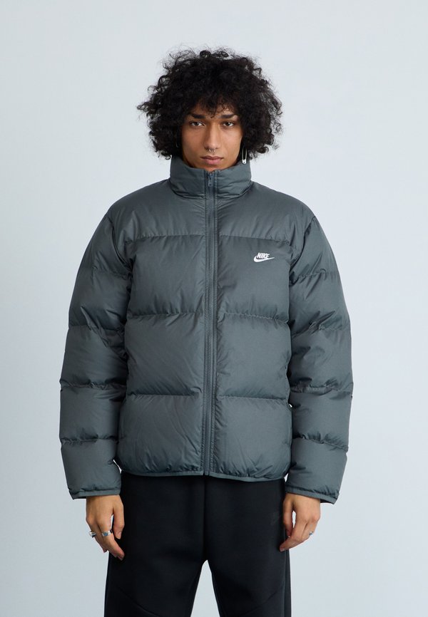 Nike Sportswear CLUB PUFFER JACKET - Down jacket - iron grey/white