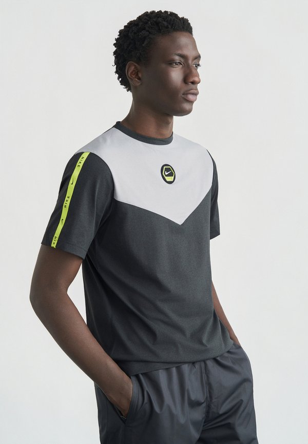 Nike Sportswear M NSW CS DF TEE - Print T-shirt - dark smoke grey/smoke grey