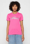 Fuchsia Baumwoll-T-Shirt mit rundem Halsausschnitt und kurzen Ärmeln, das ein silbernes "Diesel"-Logo in geschwungener Schrift über der Brust trägt.