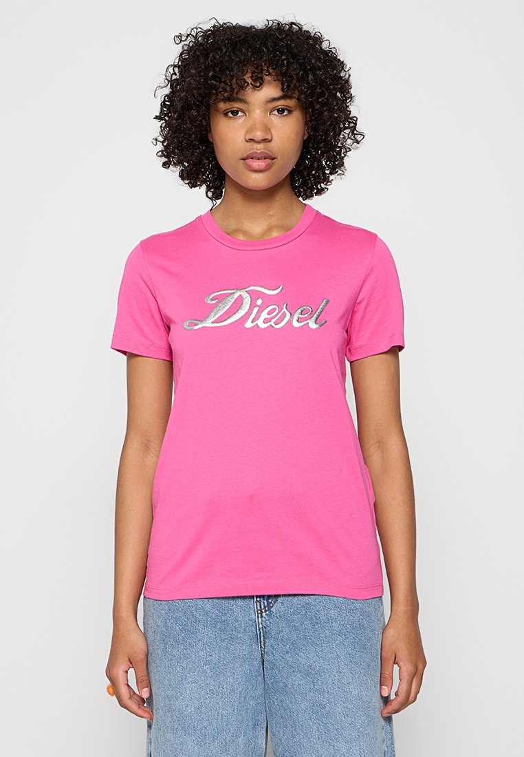 Fuchsia Baumwoll-T-Shirt mit rundem Halsausschnitt und kurzen Ärmeln, das ein silbernes "Diesel"-Logo in geschwungener Schrift über der Brust trägt.