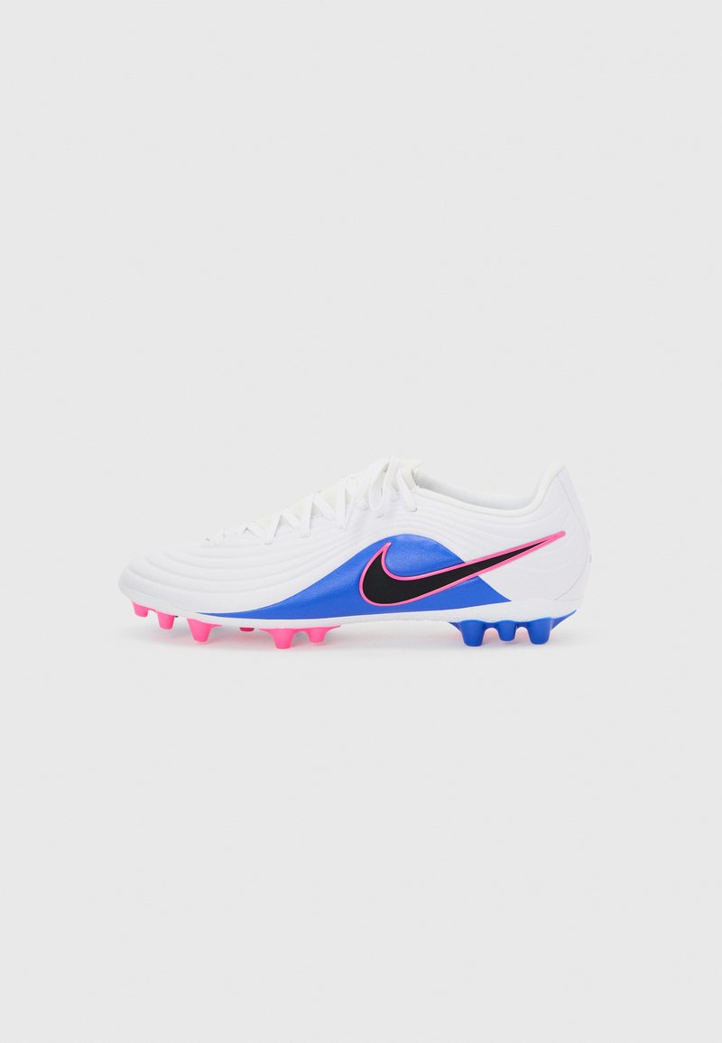 Weißer Fußballschuh mit blauen Akzenten, pinken und blauen Stollen sowie einem schwarzen Nike-Swoosh mit pinker Umrandung an der Seite.