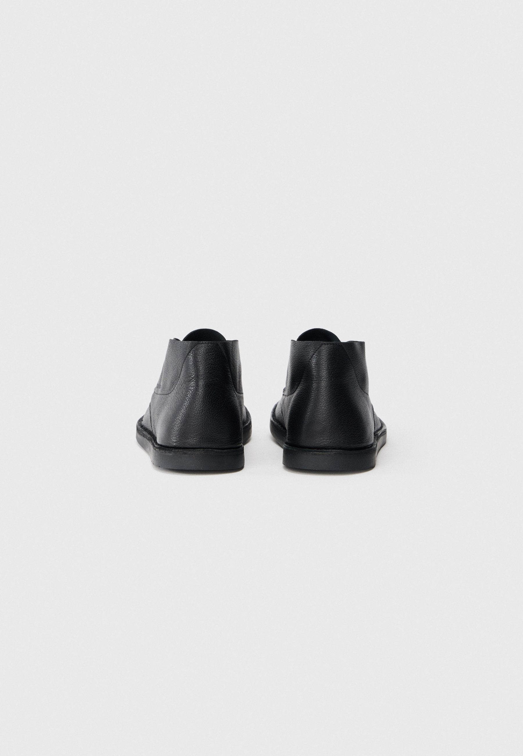 LEATHER TOPSTITCH LACE-UP CHUKKA BOOTS Media 3