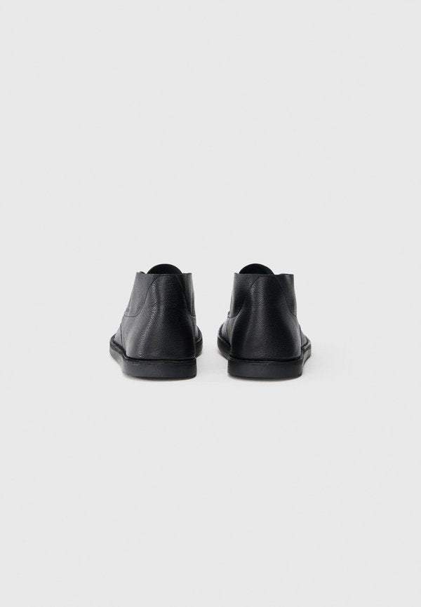 Tommy Hilfiger LEATHER TOPSTITCH LACE-UP CHUKKA BOOTS