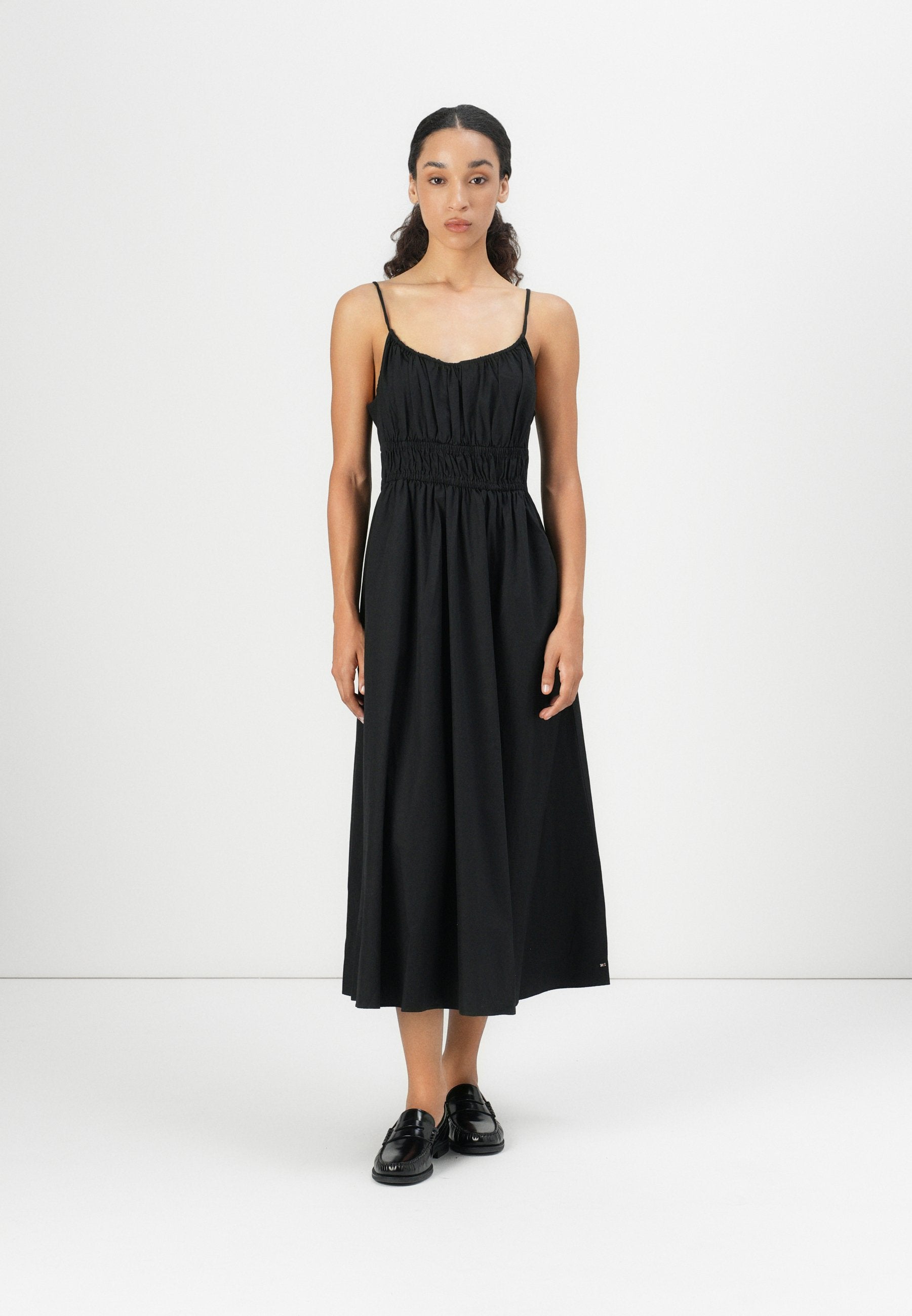 SMOCK STRAP DRESS Media 3
