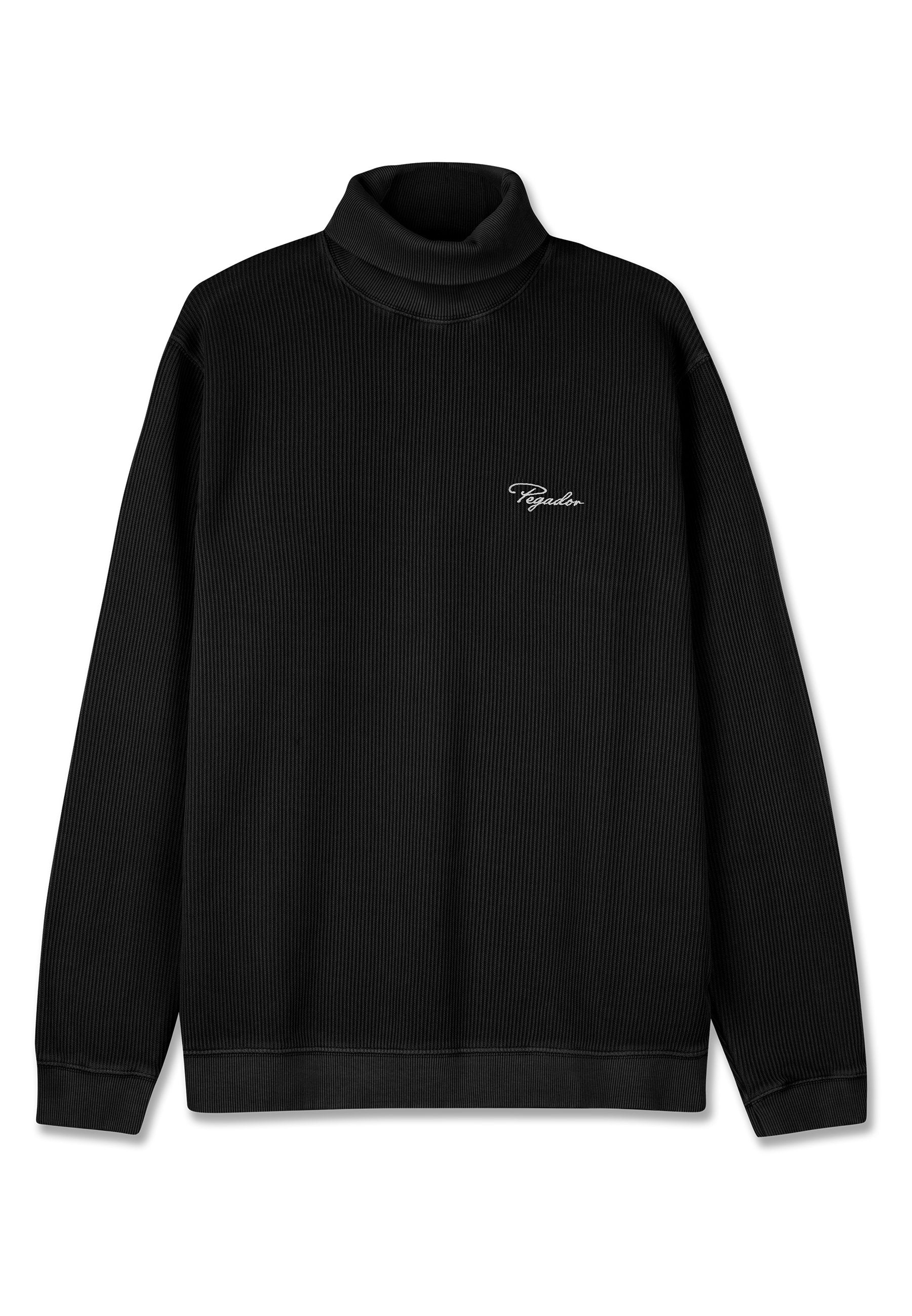 Schwarzer gerippter Rollkragenpullover mit langen Ärmeln, versehen mit einem Logo auf der linken Brust und einem taillierten Saum. Weicher Stoff, lässiges Design.