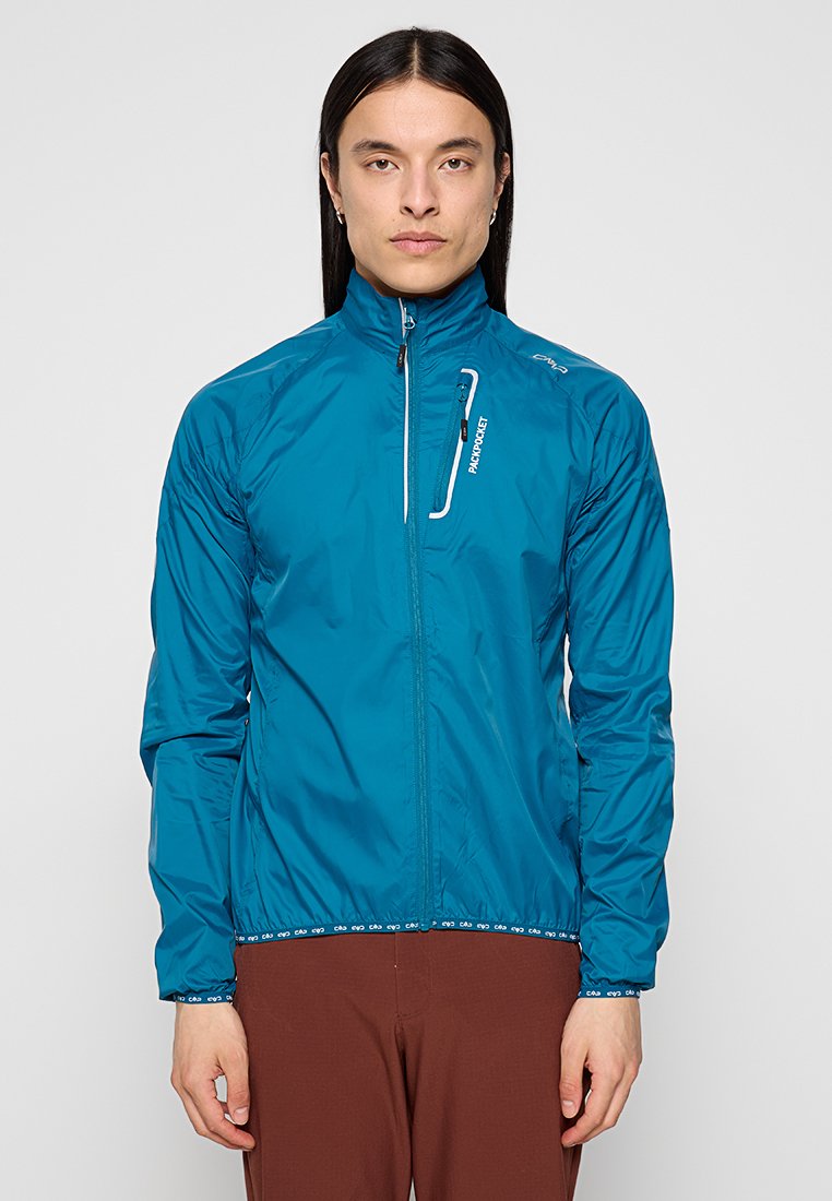 Leichte türkisfarbene Jacke mit hohem Kragen, durchgehendem Reißverschluss und reflektierenden Akzenten. Verfügt über eine zipbare Brusttasche und verstellbare Bündchen.