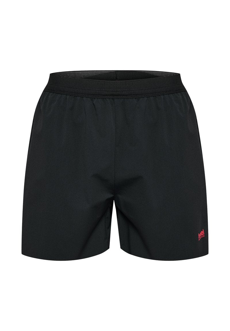 Schwarze sportliche Shorts mit glatter Textur, elastischem Bund und kleinem roten Logo auf der unteren rechten Seite.