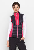Gepolsterte Weste mit schwarzem Körper, leuchtend rosa Seiten und hohem Kragen. Verfügt über einen Reißverschluss vorne und zwei Seiten Taschen. Glatte Textur.
