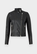 Schwarze Lederjacke mit hohem Kragen, asymmetrischem Frontreißverschluss, Reißverschlusstaschen und kontrastierenden Stoffseiten, die strukturierte Paneele aufweisen.