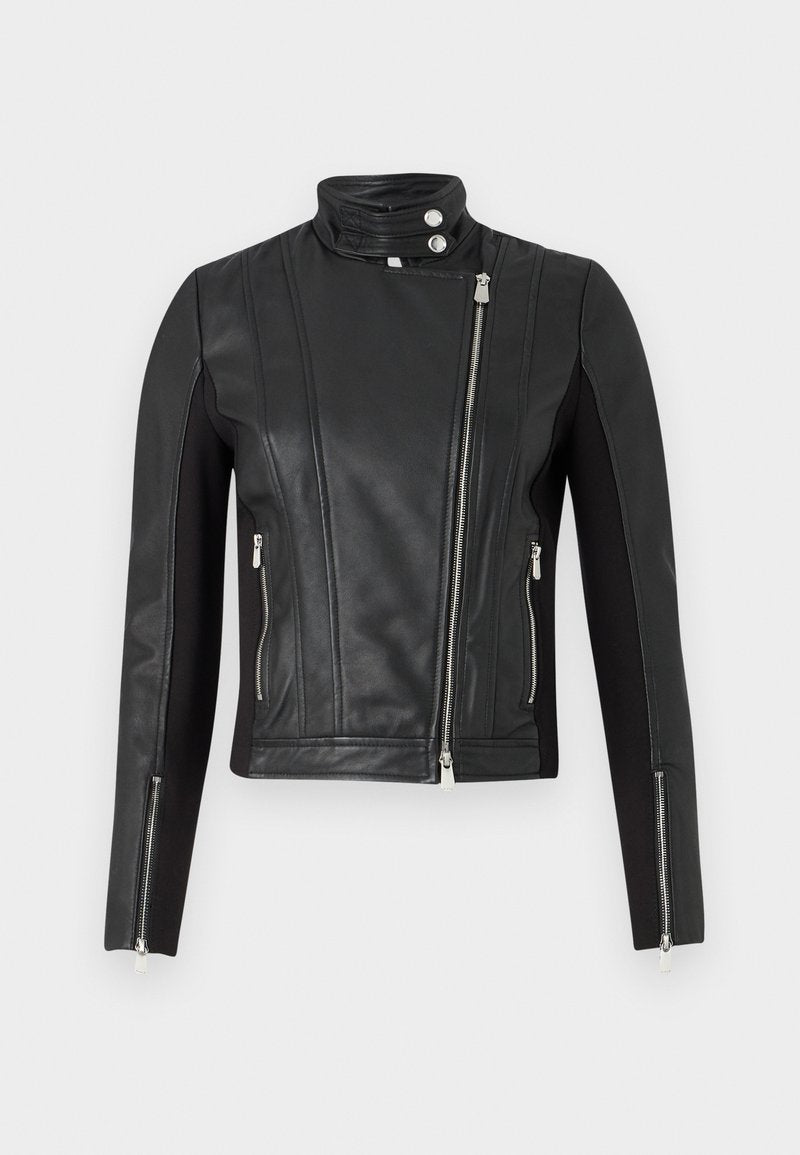Schwarze Lederjacke mit hohem Kragen, asymmetrischem Frontreißverschluss, Reißverschlusstaschen und kontrastierenden Stoffseiten, die strukturierte Paneele aufweisen.