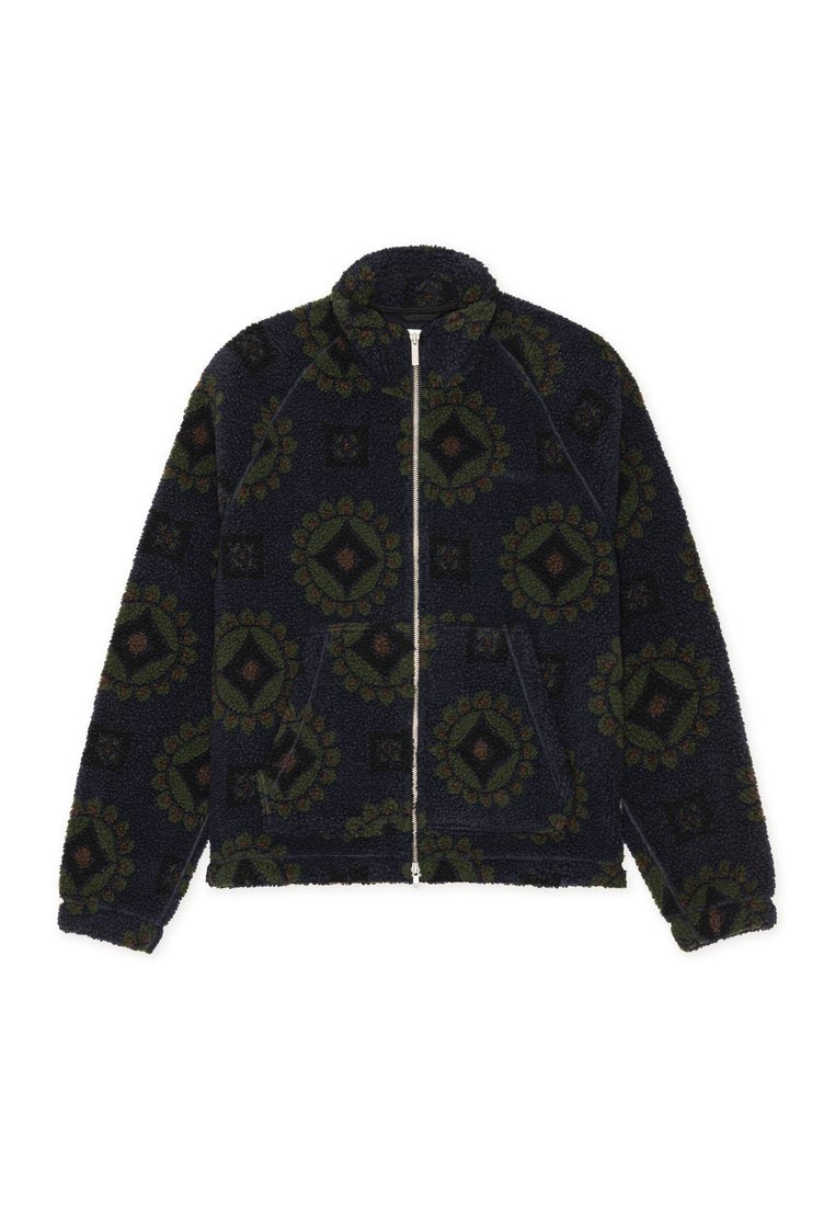 Fleecejacke in Marineblau mit einem strukturierten, gemusterten Design, das grüne und burgunderfarbene geometrische Formen zeigt. Mit durchgehendem Reißverschluss und Stehkragen.