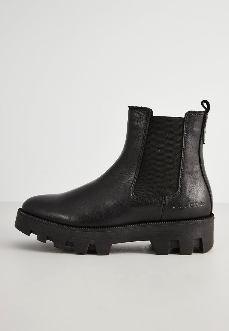 Schwarze Lederankelstiefel mit elastischen seitlichen Einsätzen, robuster Gummisohle und einer Schlaufe zum einfachen Anziehen. Glatte Textur mit dezentem Branding.