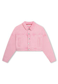 Rosa cropped Jeansjacke mit spitzem Kragen, silbernen Knopfverschlüssen und zwei vorderen Taschen. Weiche Textur und strukturierter Schnitt.