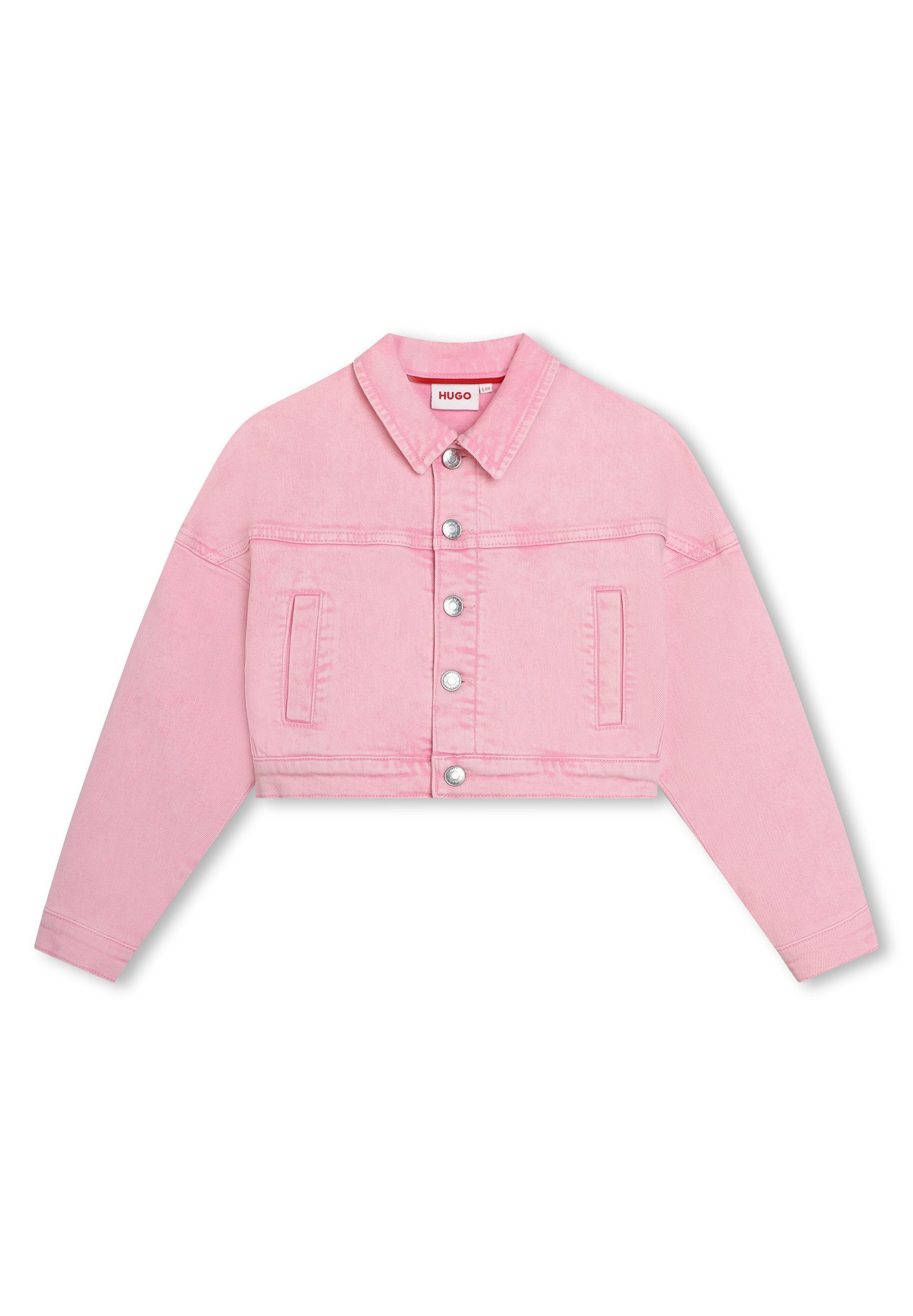 Rosa cropped Jeansjacke mit spitzem Kragen, silbernen Knopfverschlüssen und zwei vorderen Taschen. Weiche Textur und strukturierter Schnitt.